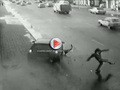 |Vidéo] Il évite miraculeusement l'écrasement par une voiture