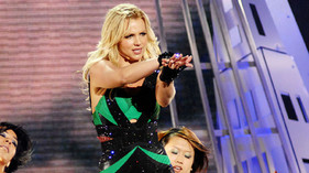 Britney Spears, arme au poing, choque les Londoniens