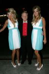 Hugh Hefner met zijn 'speeltjes' Karissa en Kristina Shannon.