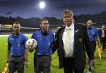 Scheidsrechter Tom van Sichem (M), die zaterdagavond de wedstrijd VVV Venlo-FC Twente stil legde, verlaat samen met een beveiliger het veld na de wedstrijd.