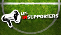 Jean-Luc, Nounours et Jacques... LES INSUPPORTERS !
Supporter le football et ses supporters, l'insupportable football aux yeux de certains, l'insupportable footballeur pour d'autres, le fanatique peu supportable, le spectateur peu supporter, porter le maillot et supporter le drapeau, mouiller le maillot et baisser les étendards...

Jongleries de situations et de mots, LES INSUPPORTERS, c'est un ton, une shortcom qui sait très bien où elle va, qui souhaite simplement dégonfler les ballons, enfiler les perles et passer au 20h de Claire Chazal... bientôt !
Au stade, chez Nounours et au "Rocher", le bar de Jacques. C'est dans ces trois lieux que nous suivons ces personnages détonants et attachants, au gré de leurs réflexions sur le football, leur religion. L'insupporter existe en tous, tantôt fier et absurde, sitôt bête et gras, Jean-Luc, Nounours et Jacques sont affreusement normaux... insupportables souvent, supporters toujours !
 
www.lesinsupporters.fr